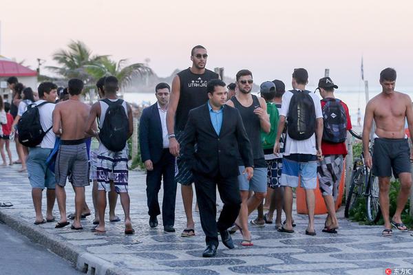 迈尼昂在加比亚社媒动态下留言，后者回复：请续约（迈尼昂现身加比亚动态评论区，加比亚回应：续约吧）