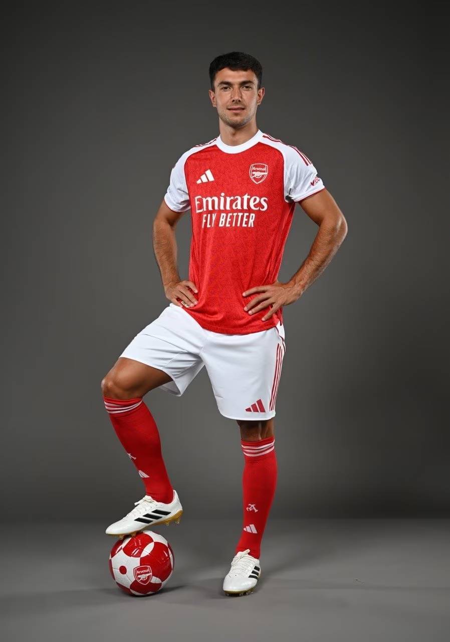 辛辛那提中场吉迪赛后与梅西交换球衣，双方握手并拥抱（赛后辛辛那提中场吉迪与梅西互换球衣，握手相拥致意）